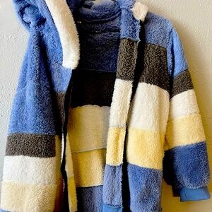 It’s a hooded coat. Very soft to the touch. Still new and size M.